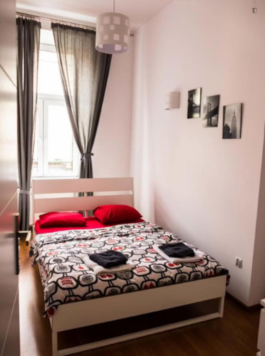 Comfortable single bedroom in well-connected Stradom