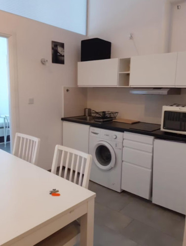 Comfortable single bedroom in well-connected Stradom