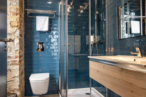 Modern Double Bedroom with a private bathroom close to LeiriaShopping