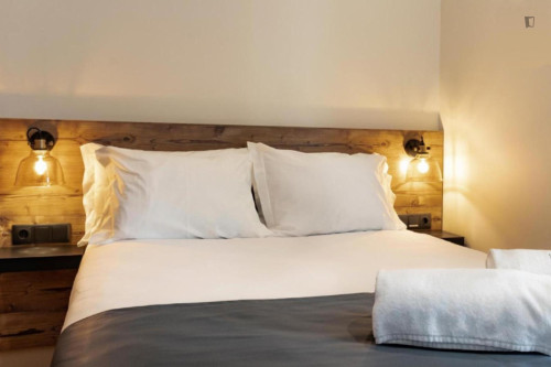 Modern Double Bedroom with a private bathroom close to LeiriaShopping