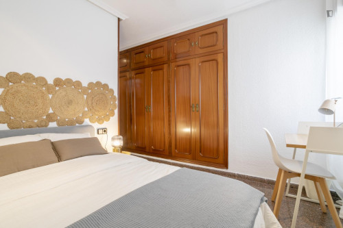 Bedroom for rent in San Vicente 40, Alicante
