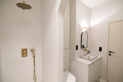 A tranquil modern apartment nestled 15 minutes away from the Central Station