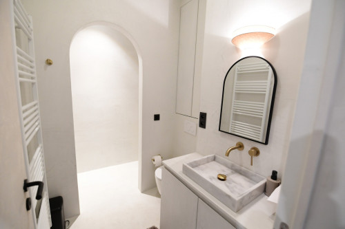 A tranquil modern apartment nestled 15 minutes away from the Central Station