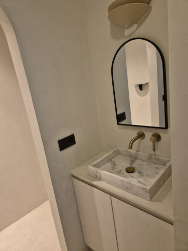 A tranquil modern apartment nestled 15 minutes away from the Central Station