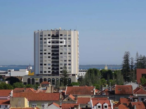 Charming high floor apartment in Setubal - Gallery - 14