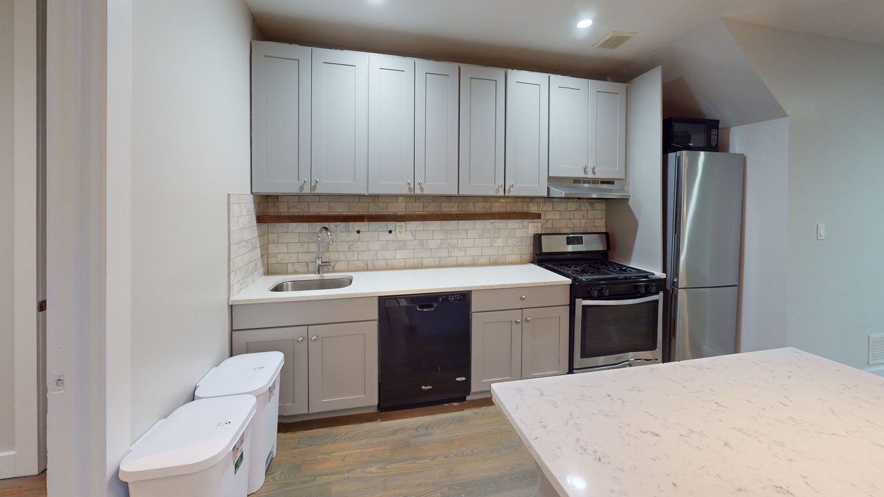 #1820: Flatbush - Full Bedroom B W/ Private Bathroom - #1820: Flatbush - Gallery - 1