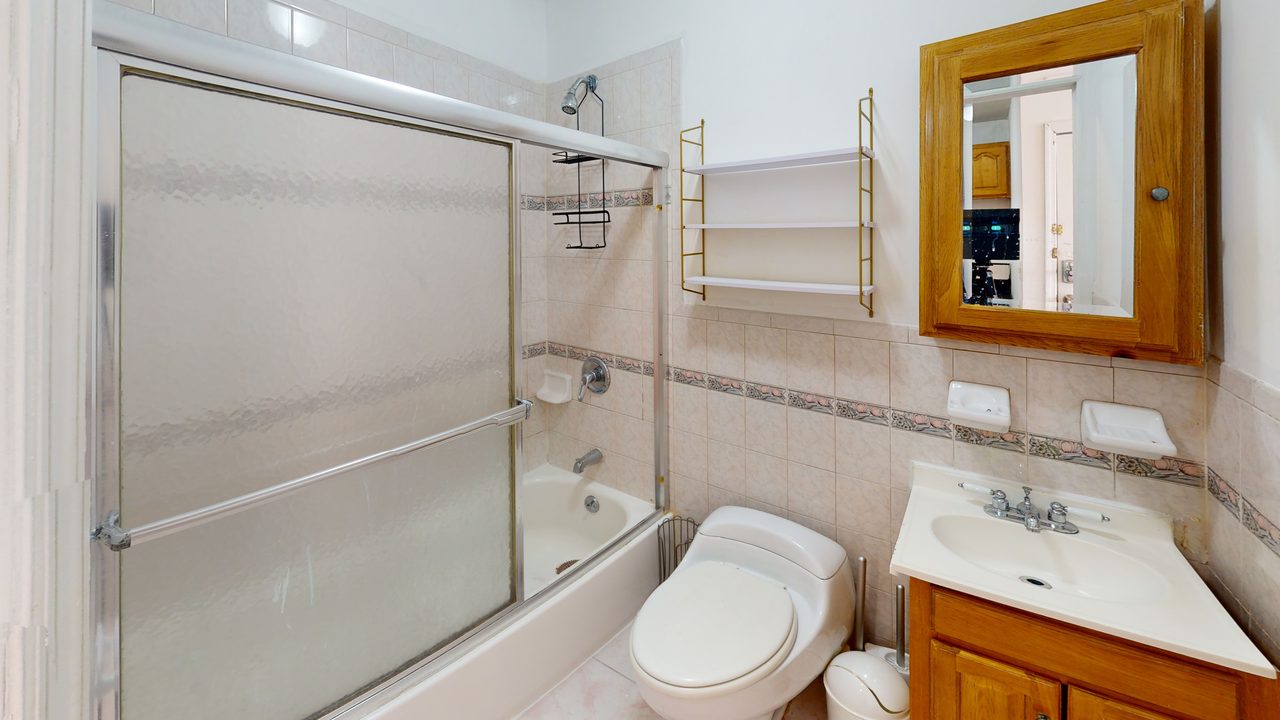  #1822: Fort Greene - Queen Bedroom A  -  #1822: Fort Greene  - Gallery -  3