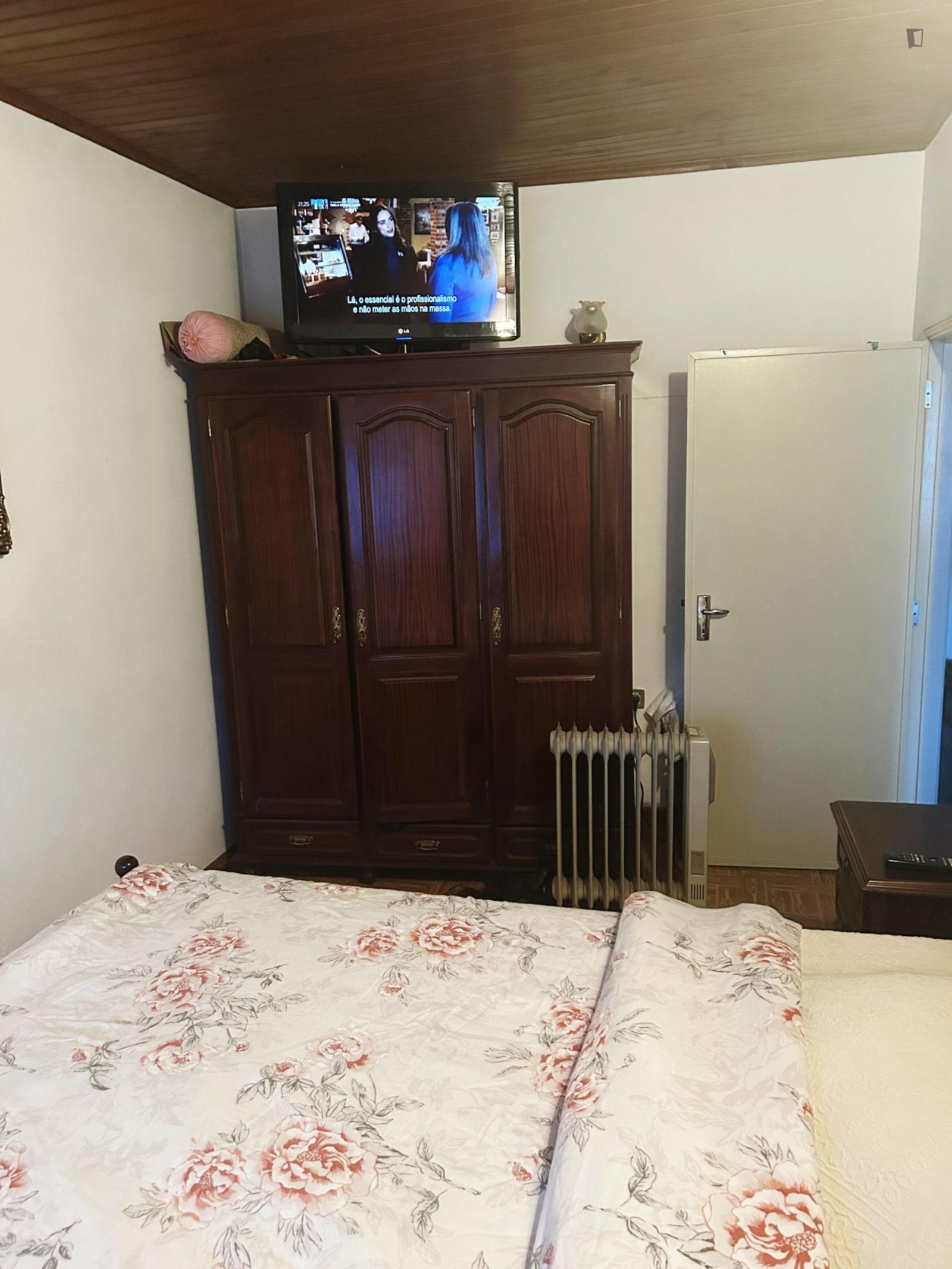 Nice Bedroom In Barreira, Leiria - 1