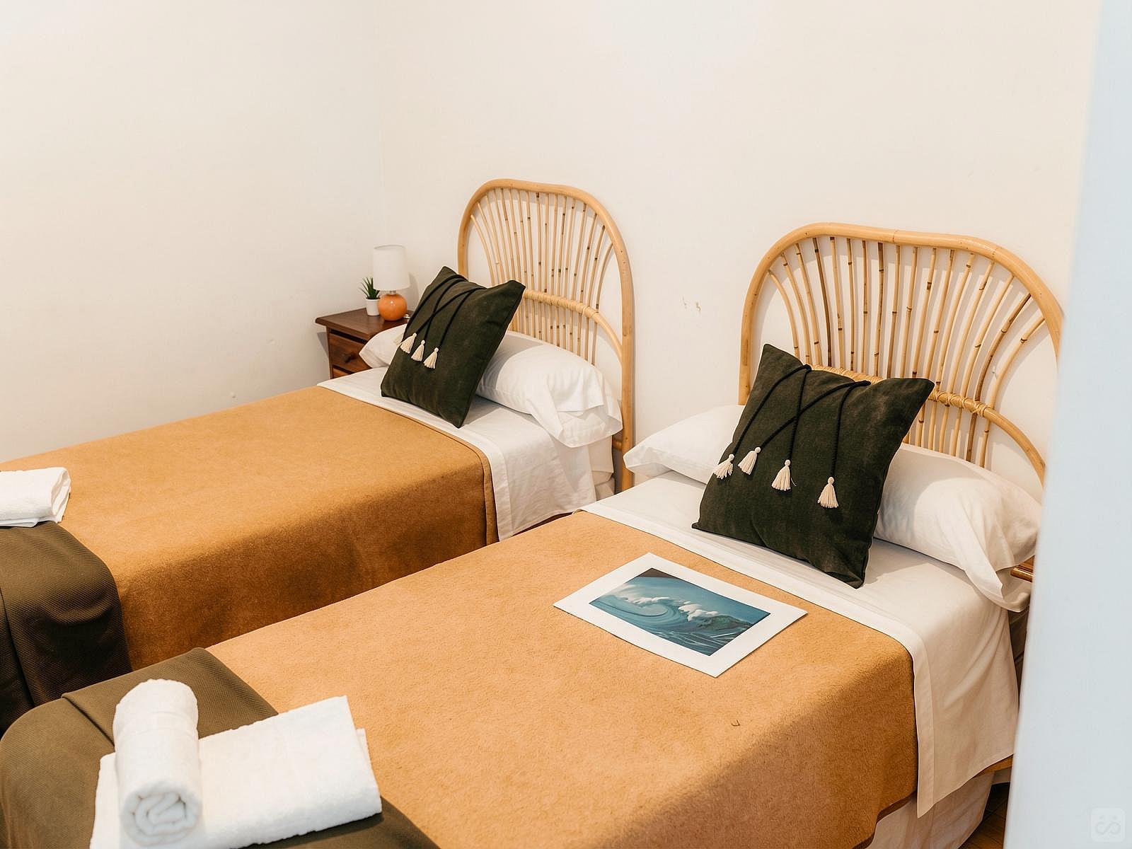 Private Normal Double - Vibrant Coastal Coliving in Historic Tarifa Old Town with Rooftop Terrace and Community Events - Gallery - 2