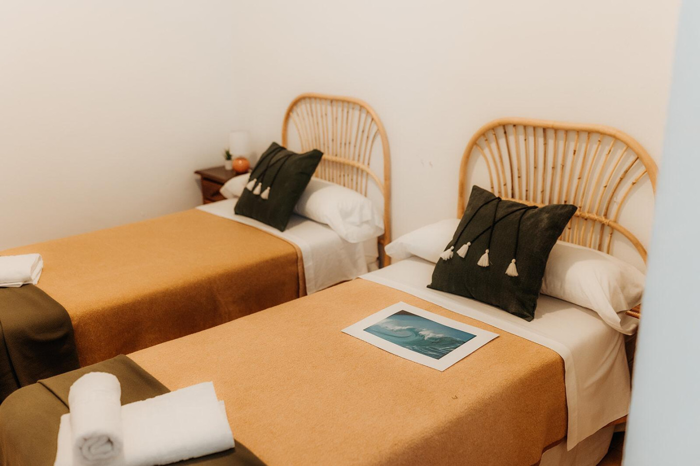 Private Normal Double - Vibrant Coastal Coliving in Historic Tarifa Old Town with Rooftop Terrace and Community Events - Gallery - 9