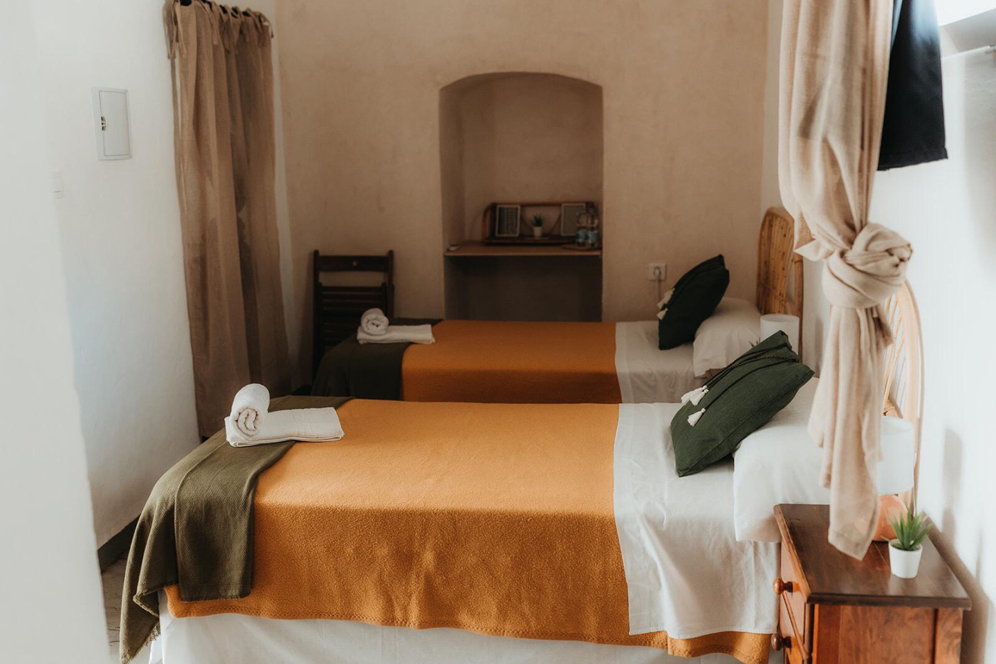 Private Normal Double - Vibrant Coastal Coliving in Historic Tarifa Old Town with Rooftop Terrace and Community Events - Gallery - 10
