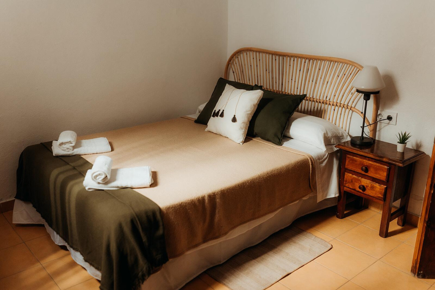 Private Double Shared Bathroom - Vibrant Coastal Coliving in Historic Tarifa Old Town with Rooftop Terrace and Community Events - Gallery - 3