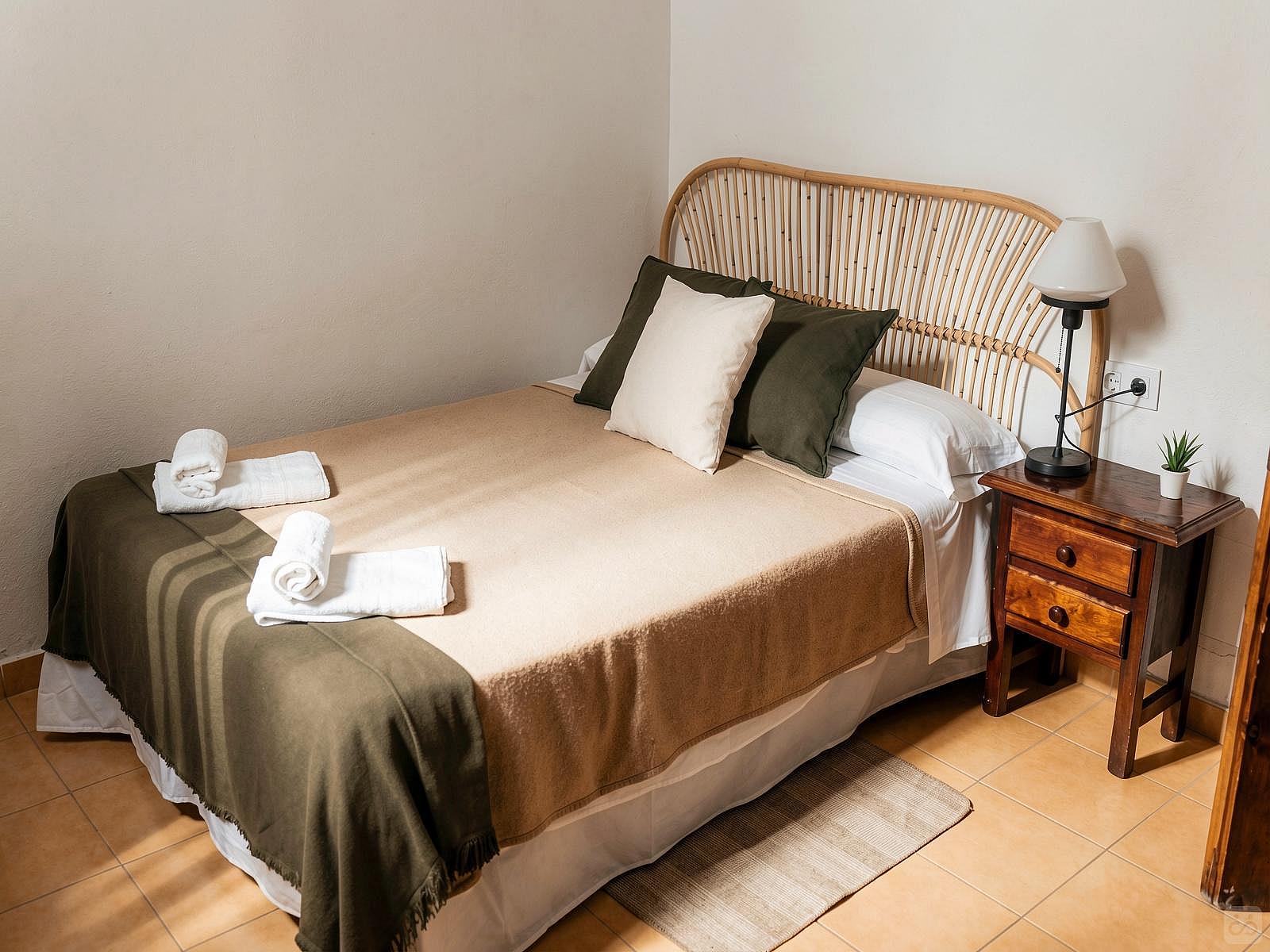 Private Double Shared Bathroom - Vibrant Coastal Coliving in Historic Tarifa Old Town with Rooftop Terrace and Community Events - Gallery - 10
