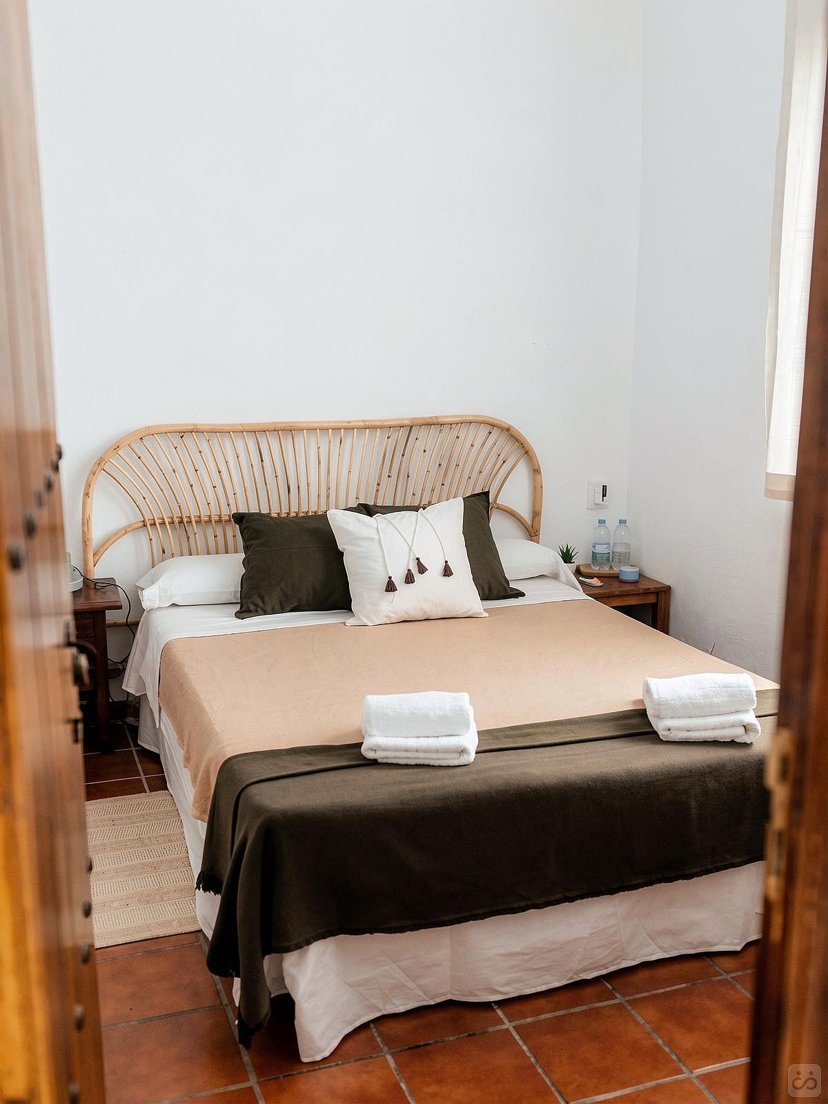 Private Double Shared Bathroom - Vibrant Coastal Coliving in Historic Tarifa Old Town with Rooftop Terrace and Community Events - Gallery - 8