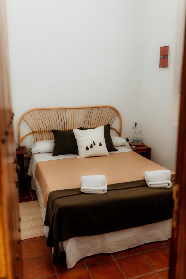 Private Double Shared Bathroom - Vibrant Coastal Coliving in Historic Tarifa Old Town with Rooftop Terrace and Community Events - Gallery - 1