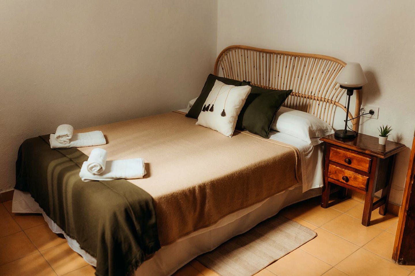 Private Double Shared Bathroom - Vibrant Coastal Coliving in Historic Tarifa Old Town with Rooftop Terrace and Community Events - Gallery - 6