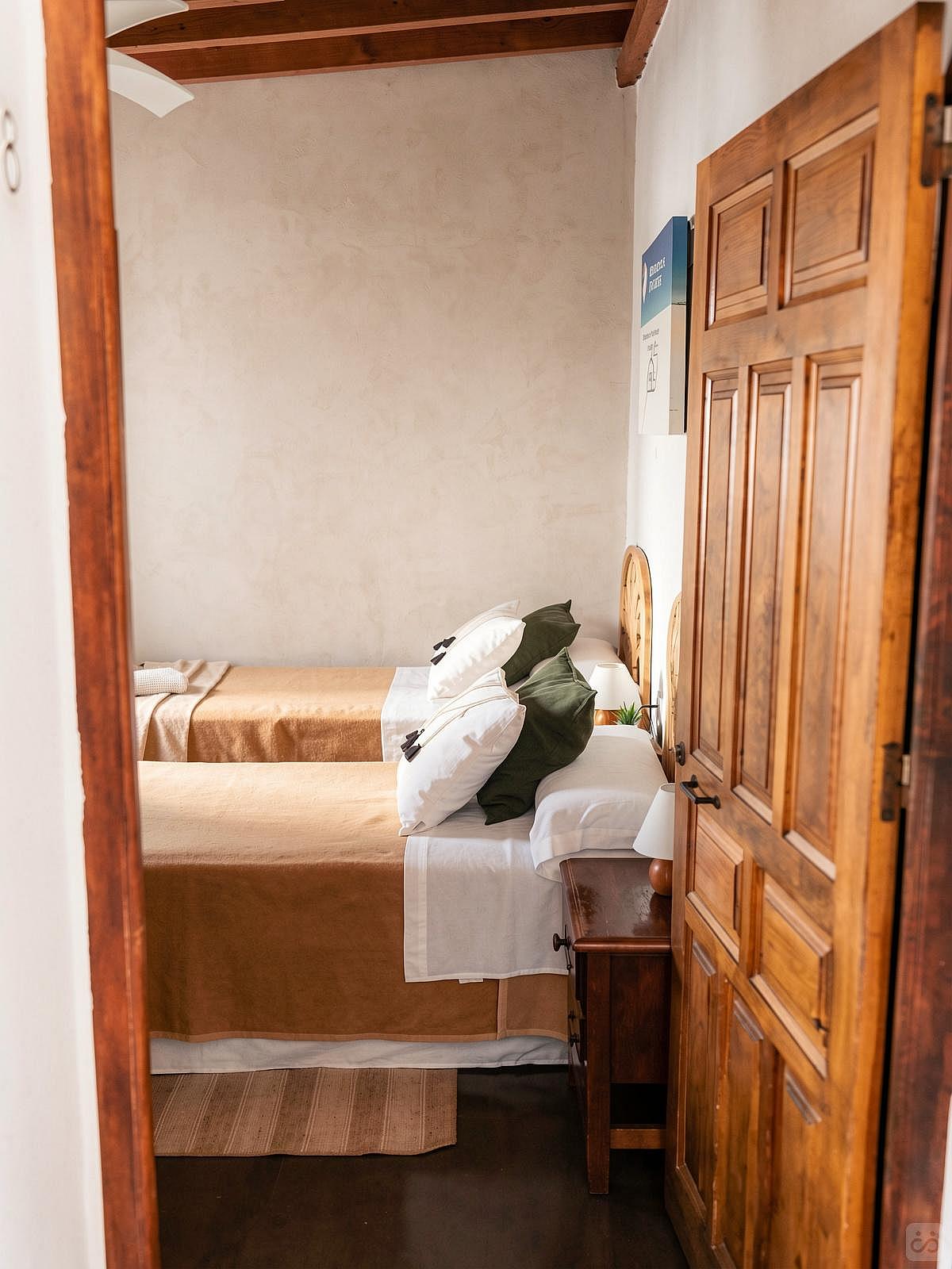 Normal Double Ensuite - Vibrant Coastal Coliving in Historic Tarifa Old Town with Rooftop Terrace and Community Events - Gallery - 5