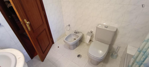 Exciting Double Bedroom with a balcony close to University of Coimbra - Gallery - 8