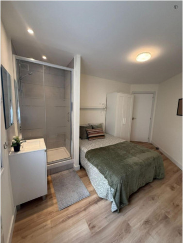 Double bedroom with private bathroom