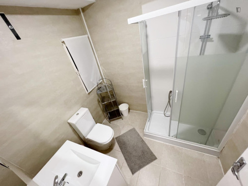 Homely double bedroom in the Beiro district - Gallery - 12