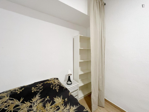 Homely double bedroom in the Beiro district