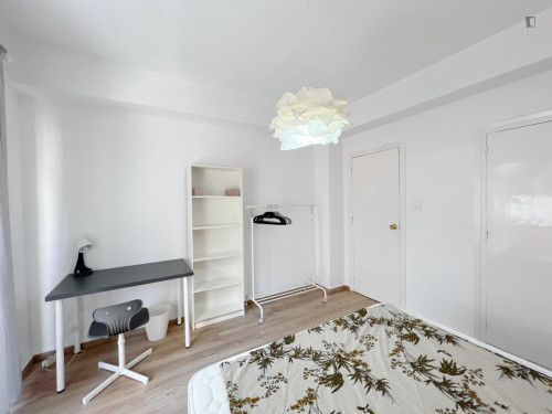 Welcoming double bedroom near the Granada train station