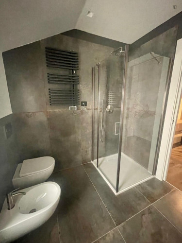 Comfortable double bedroom with private bathroom in a modern apartment - Gallery - 9