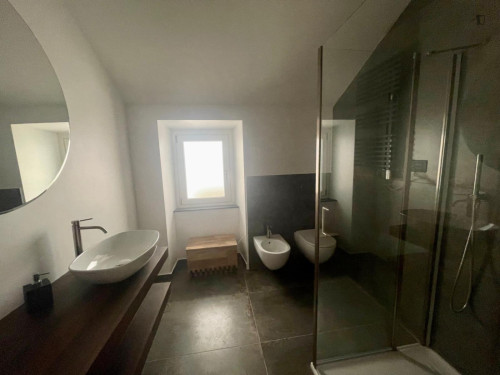 Comfortable double bedroom with private bathroom in a modern apartment - Gallery - 7