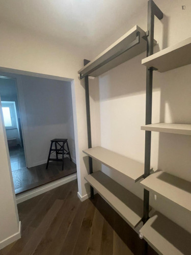 Comfortable double bedroom with private bathroom in a modern apartment - Gallery - 6