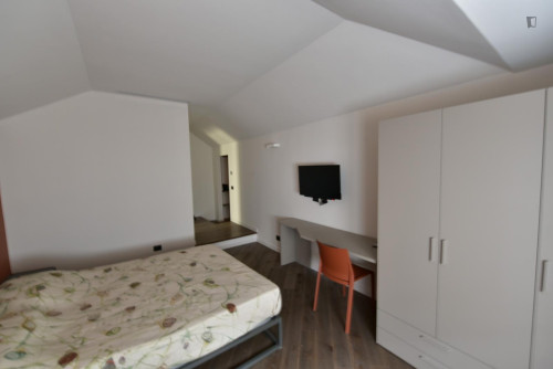 Comfortable double bedroom with private bathroom in a modern apartment - Gallery - 5