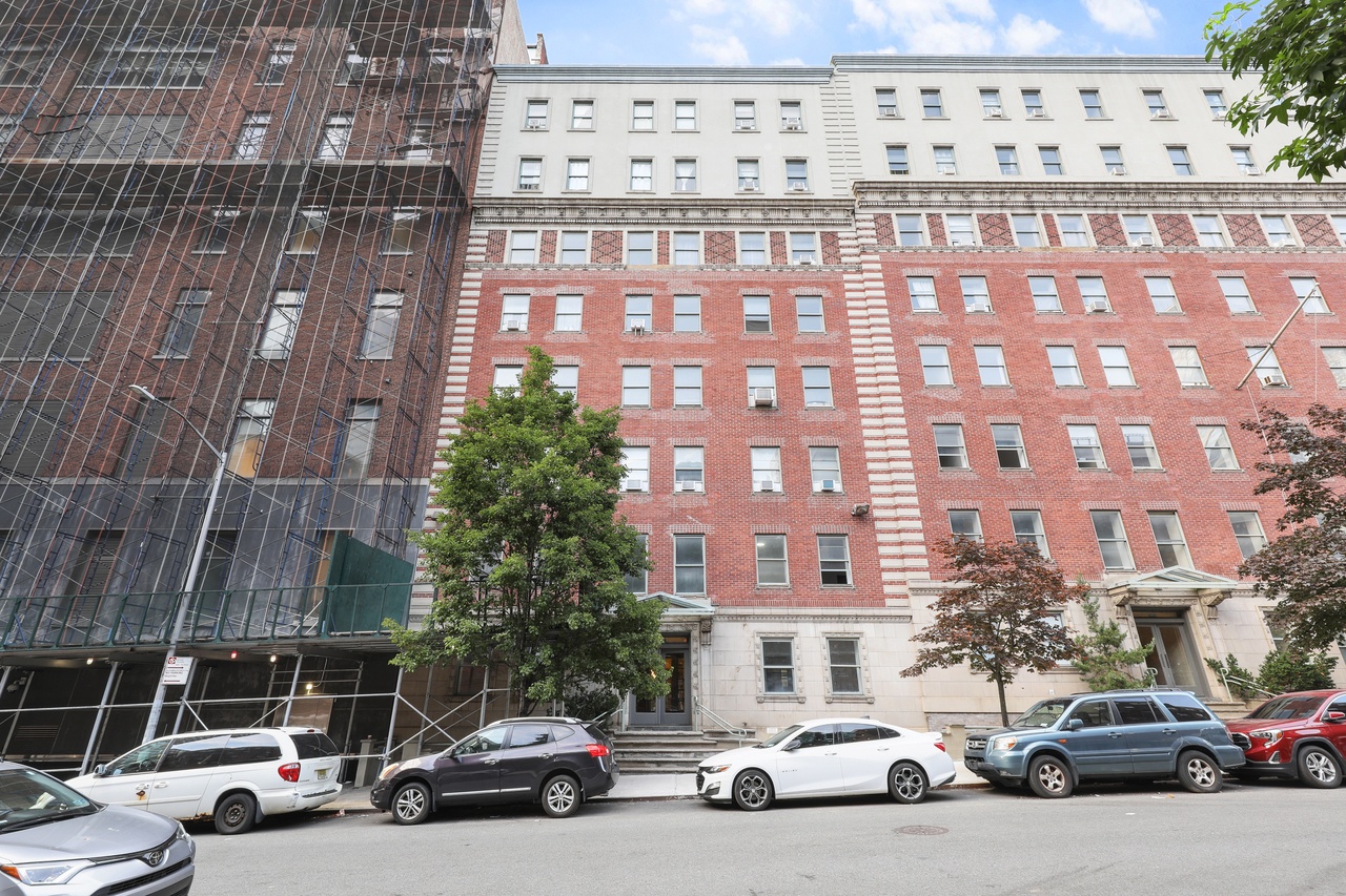 #488: Columbus Circle - Studio (Full) - #488: Columbus Circle - Gallery - 14