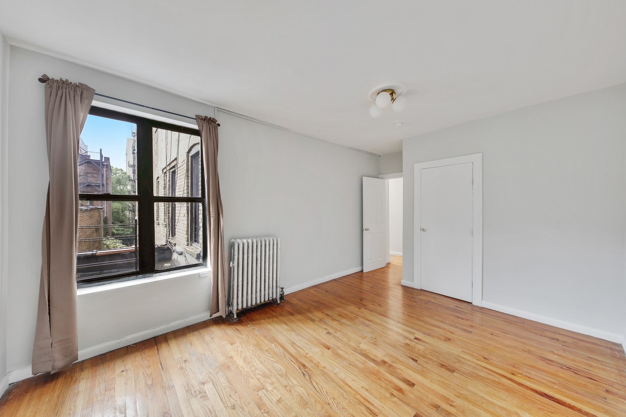 #595: Hamilton Heights - Queen Bedroom B - 9
