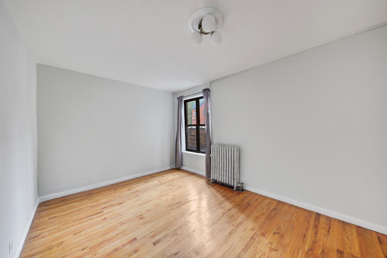 #595: Hamilton Heights - Queen Bedroom B - 11