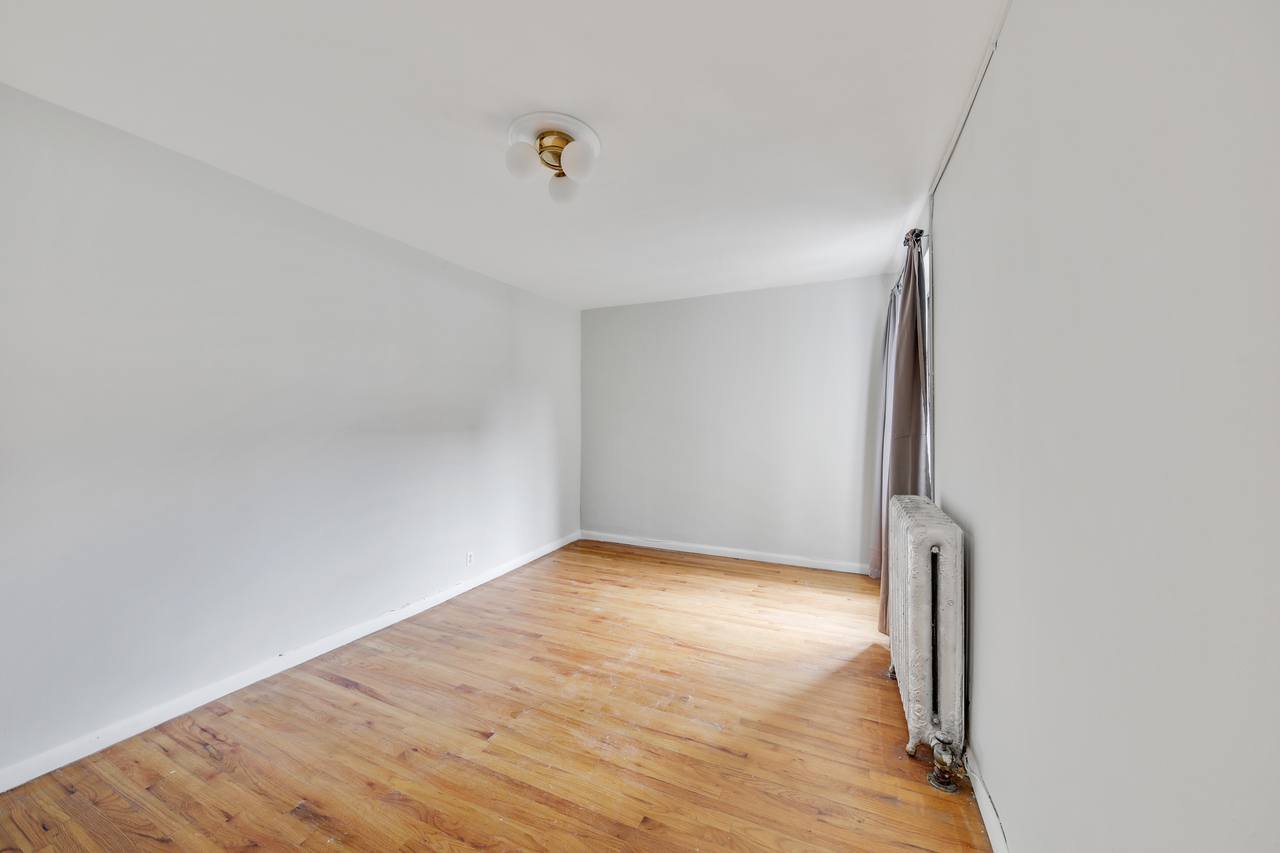 #595: Hamilton Heights - Queen Bedroom B - 10