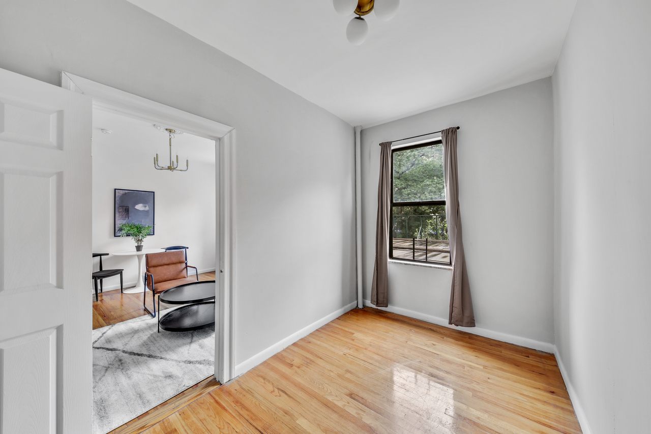 #595: Hamilton Heights - Queen Bedroom C - 2