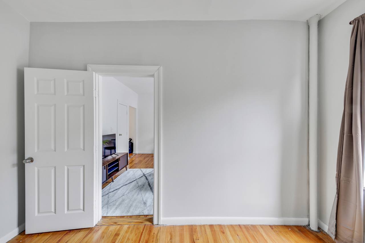 #595: Hamilton Heights - Queen Bedroom C - 1