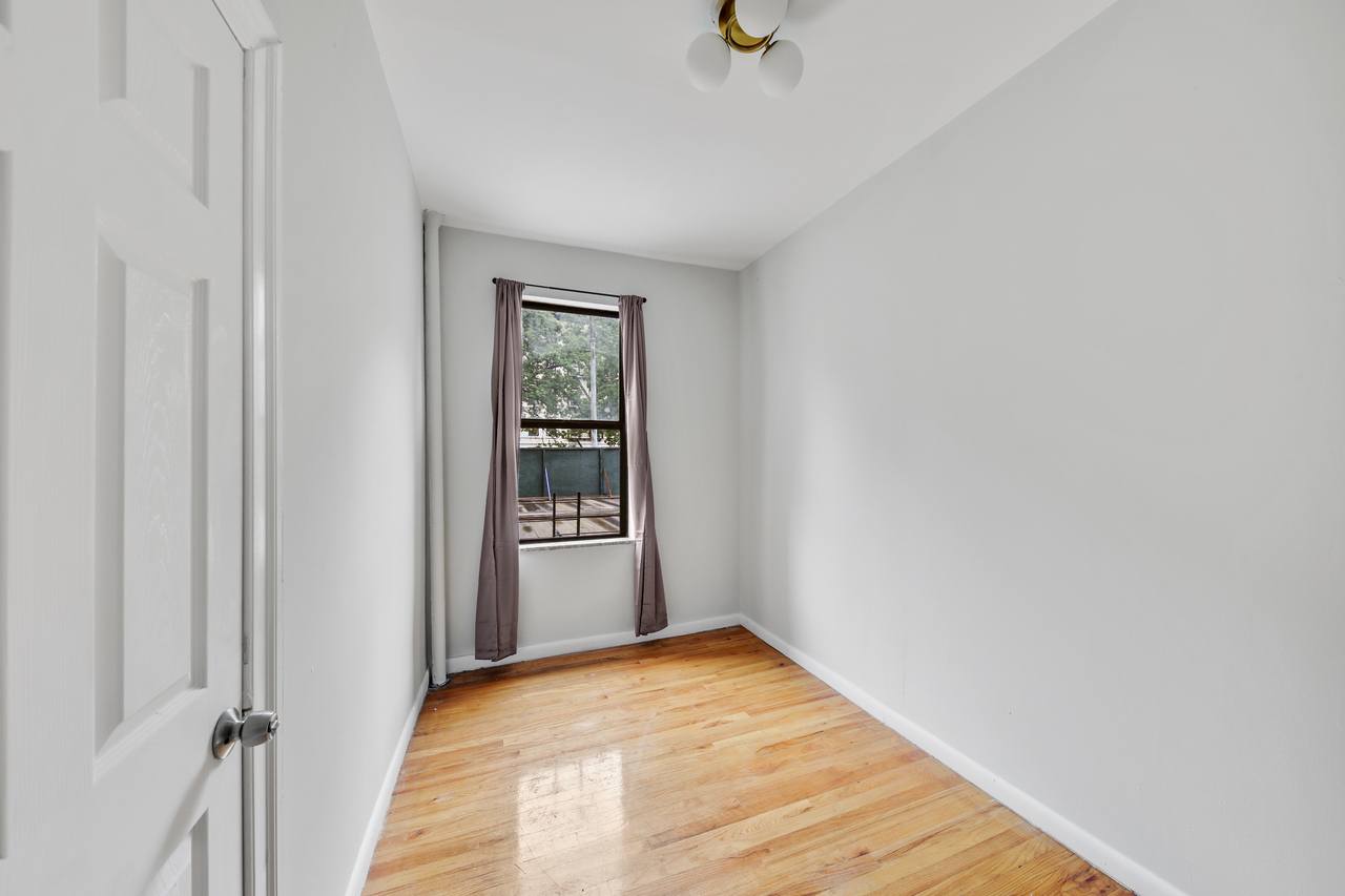 #595: Hamilton Heights - Queen Bedroom C - 5