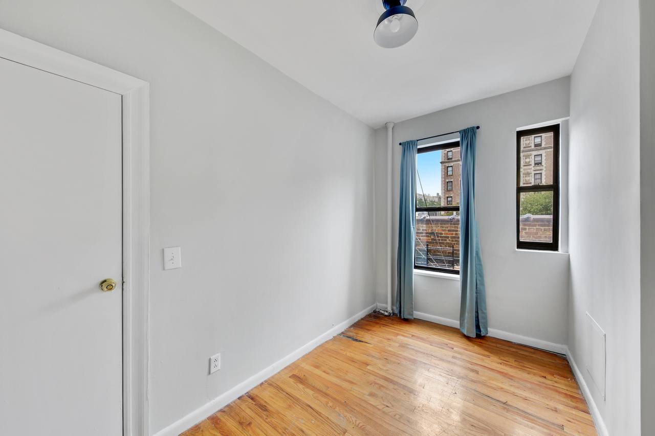 #595: Hamilton Heights - Queen Bedroom A - #595: Hamilton Heights - Gallery - 3