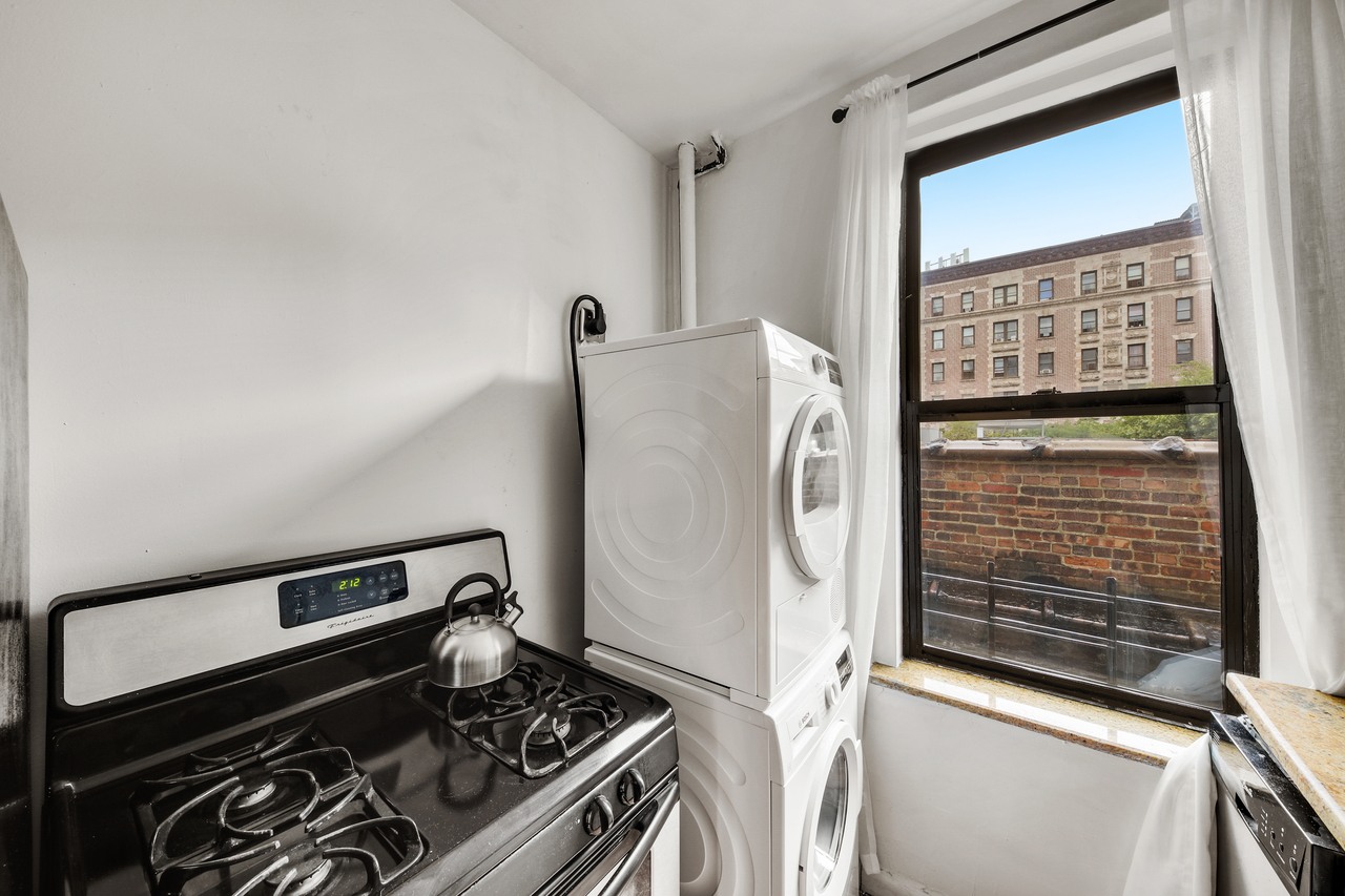 #595: Hamilton Heights - Queen Bedroom A - #595: Hamilton Heights - Gallery - 10