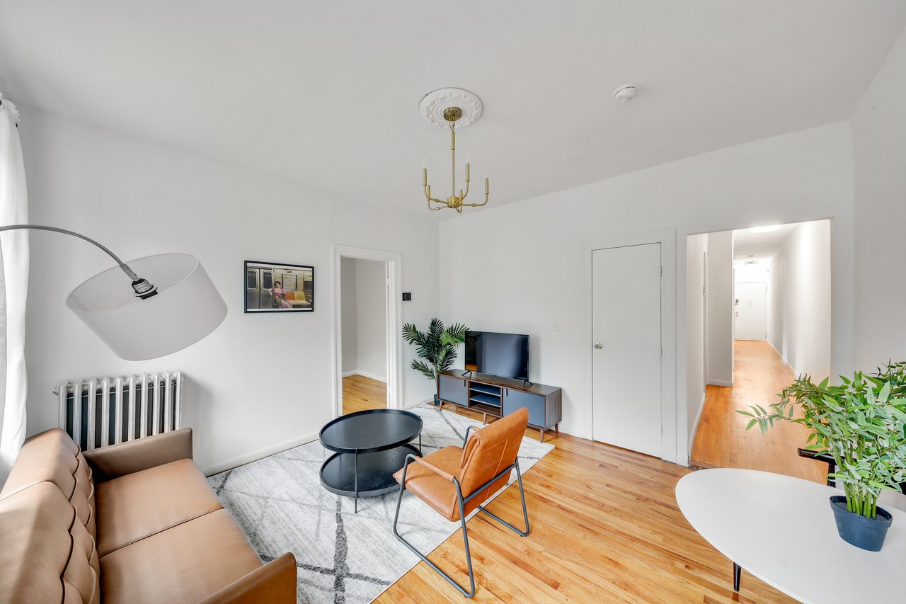  #595: Hamilton Heights - Queen Bedroom A  -  #595: Hamilton Heights  - Gallery -  9