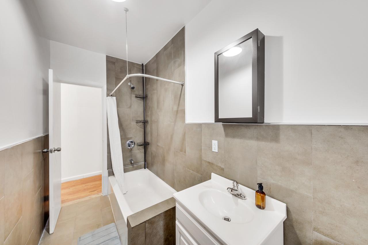  #595: Hamilton Heights - Queen Bedroom A  -  #595: Hamilton Heights  - Gallery -  3