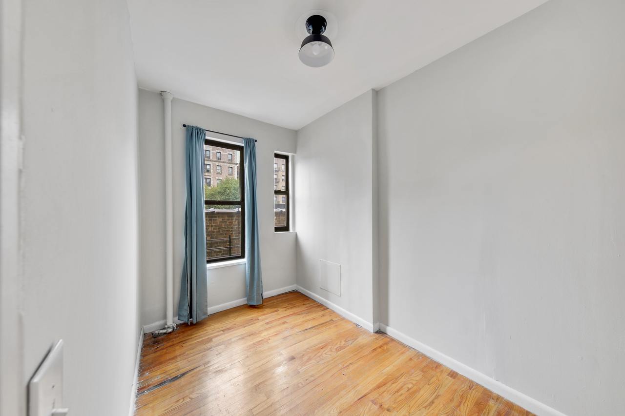  #595: Hamilton Heights - Queen Bedroom A  -  #595: Hamilton Heights  - Gallery -  1