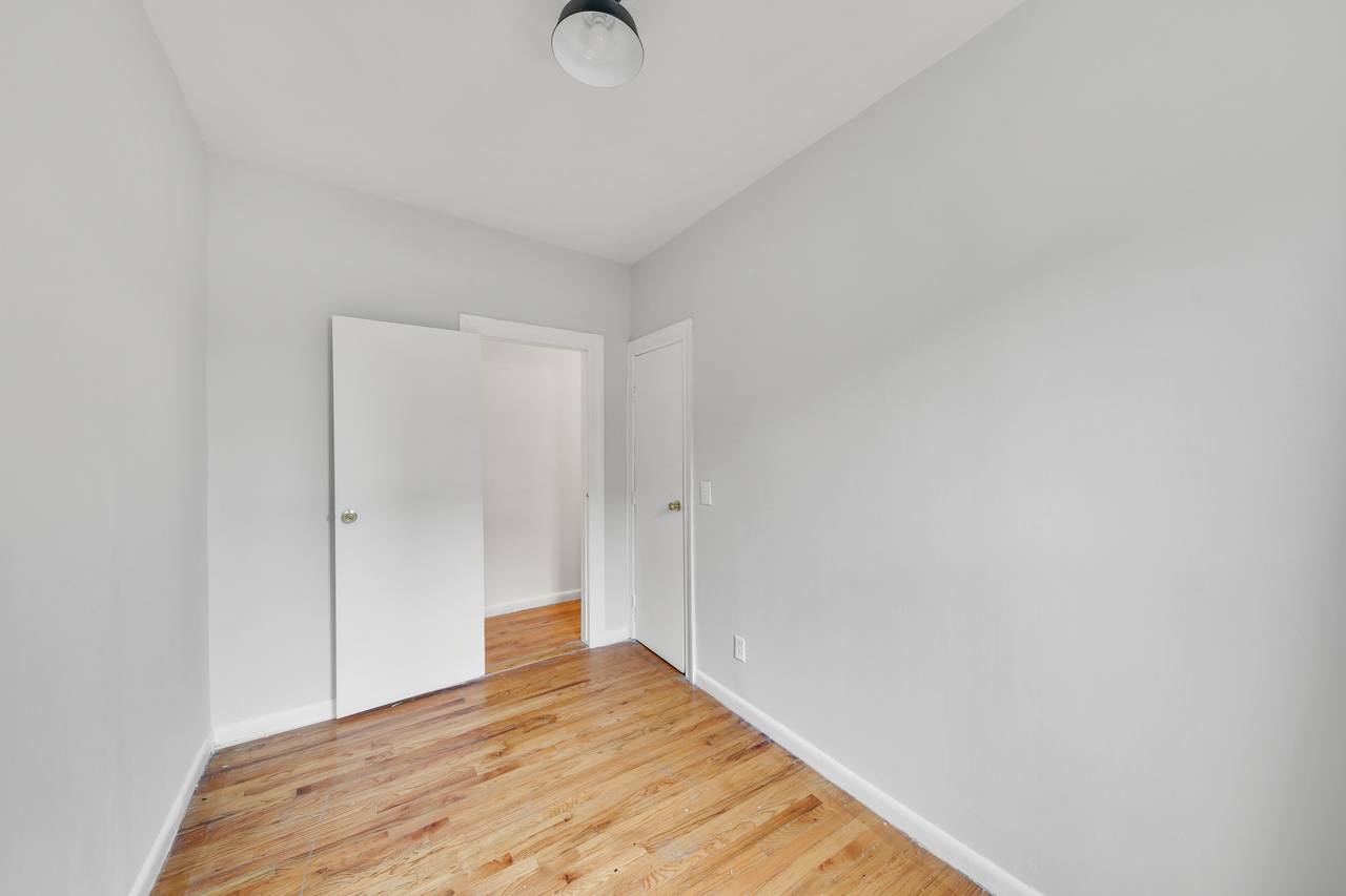  #595: Hamilton Heights - Queen Bedroom A  -  #595: Hamilton Heights  - Gallery -  11