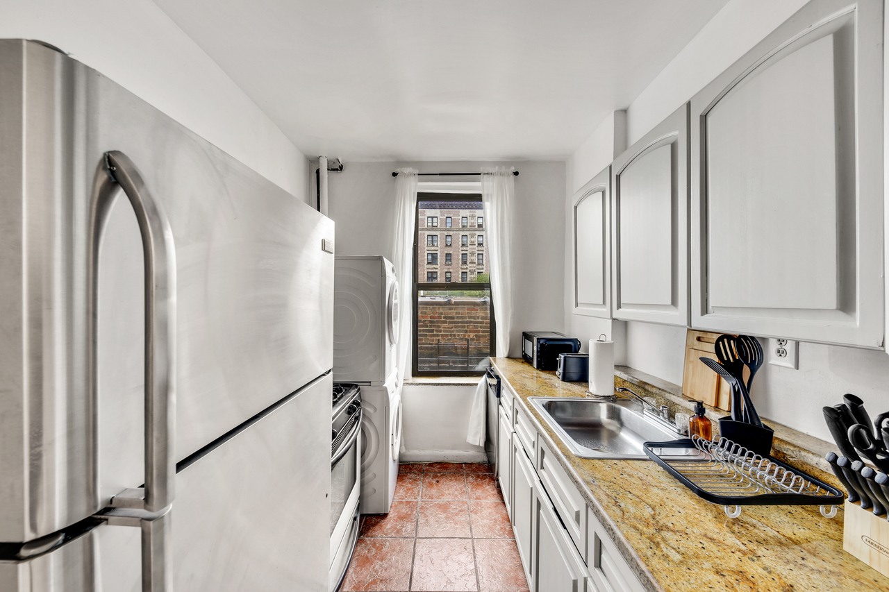  #595: Hamilton Heights - Queen Bedroom A  -  #595: Hamilton Heights  - Gallery -  9