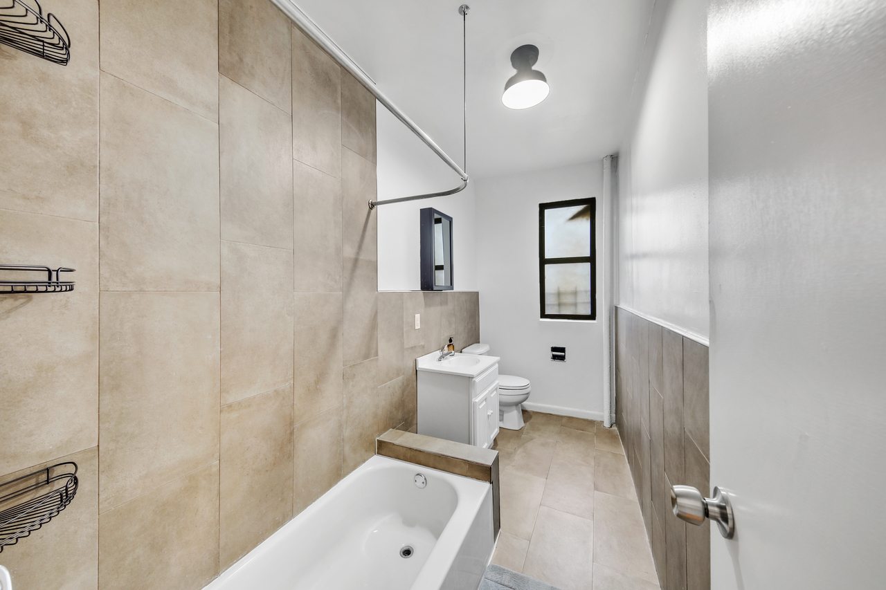  #595: Hamilton Heights - Queen Bedroom A  -  #595: Hamilton Heights  - Gallery -  4