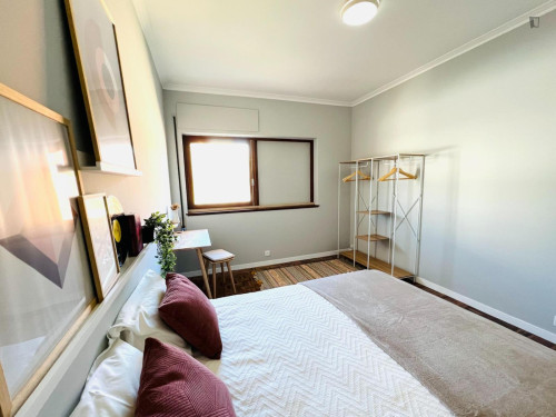 Sunny bedroom next to Alma Shopping