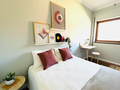 Sunny bedroom next to Alma Shopping