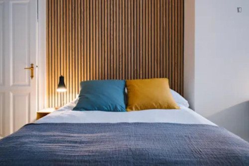 Bright single bedroom in vibrant city centre