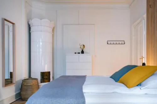 Bright single bedroom in vibrant city centre