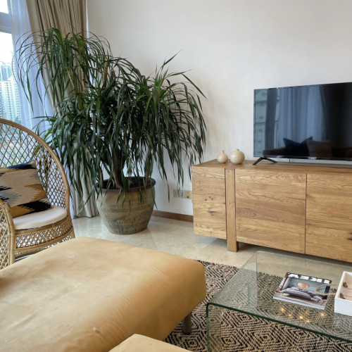 Chic Contemporary Apartment with Abundant Natural Light Near Essential Amenities